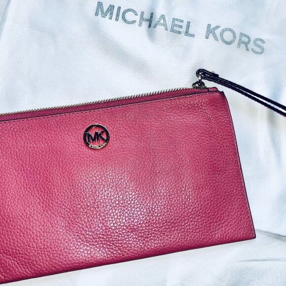 Michael Kors Wristlet Mauve with Golden Hardware - Picture 4 of 5